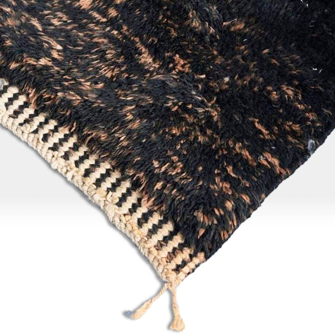 Snake black white and brown rug